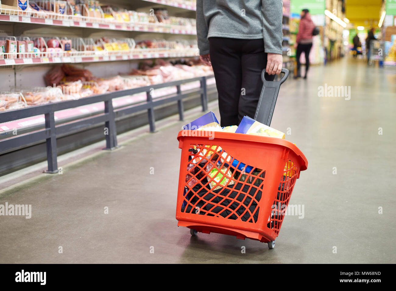 Frau mit Einkaufswagen in einem Supermarkt Supermarkt Stockfoto