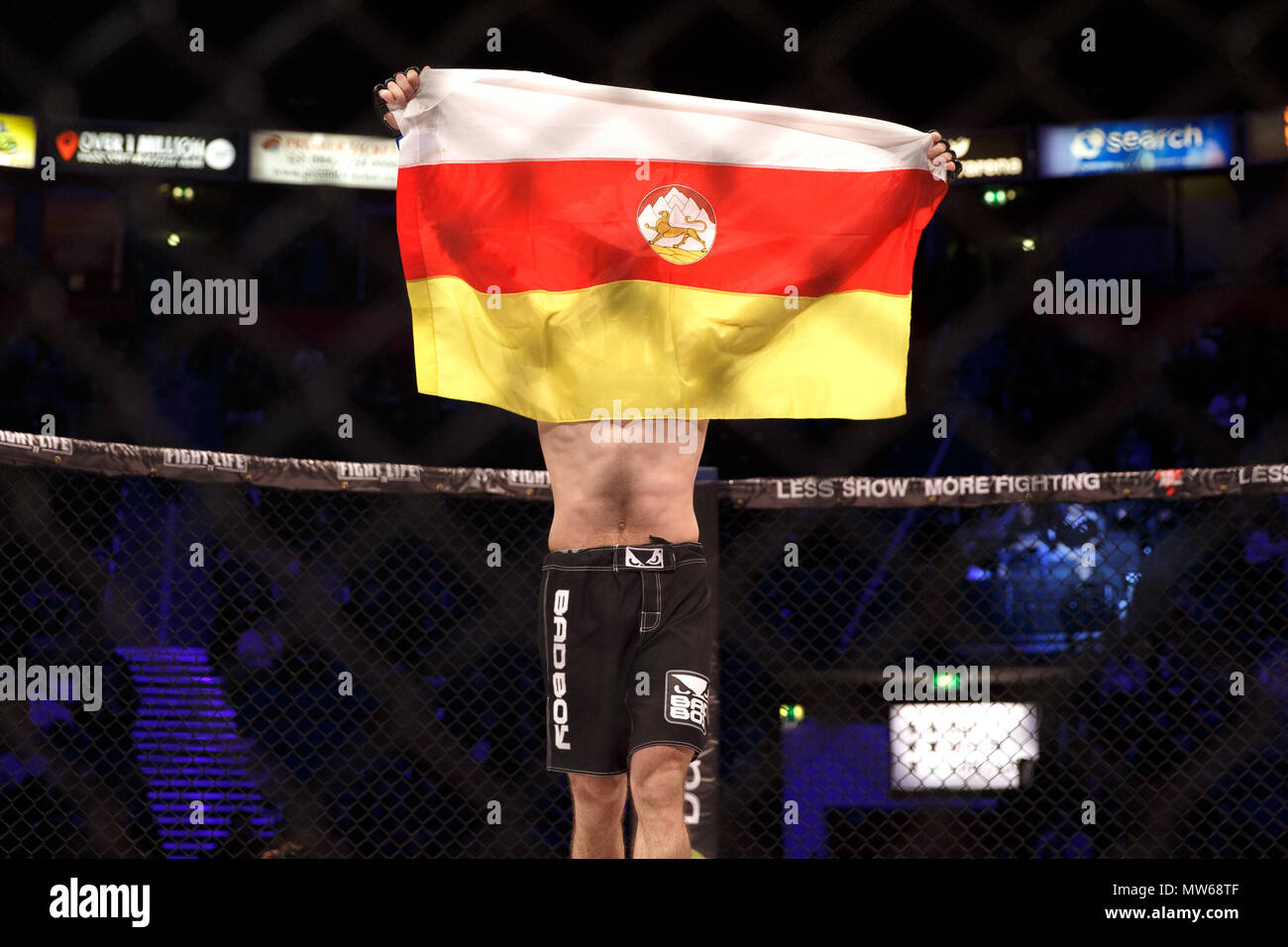 Der Ossetischen MMA-Kämpfer Batraz Agnaev hält die Fahne der Republik Norden Ossetia-Alania (oft Nordossetien) nach einem zu einem Mixed Martial Arts Veranstaltung in Manchester, UK gewinnen. Norden Ossetia-Alania ist ein Bundesstaat in Russland. Stockfoto
