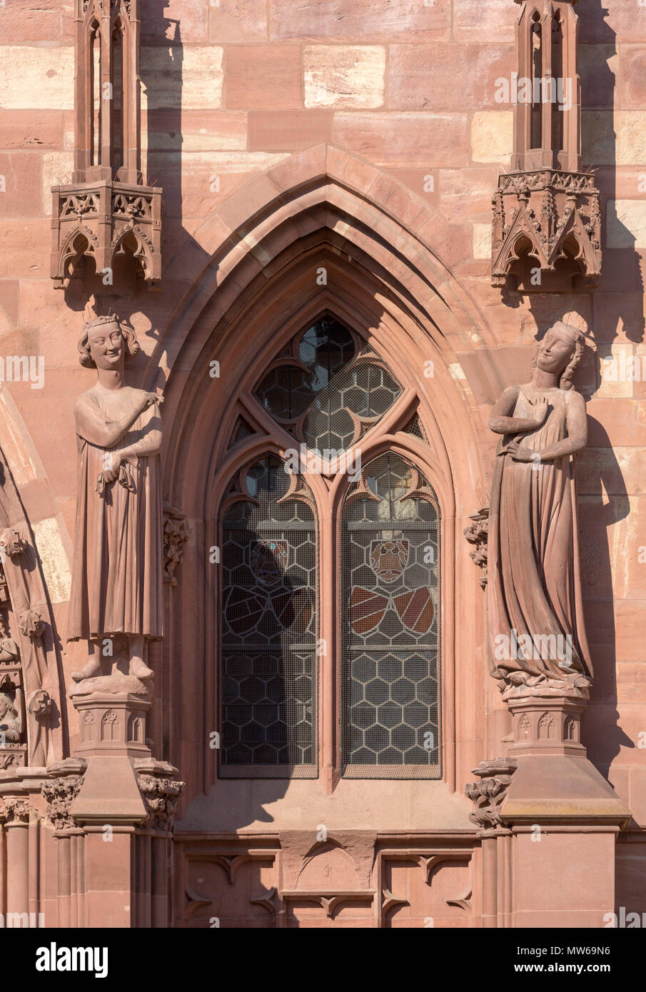 Basel, Münster (Basler Münster), Westfassade, Verführer (Fürst der Welt") und törichte Jungfrau, um 1280/1285 Stockfoto