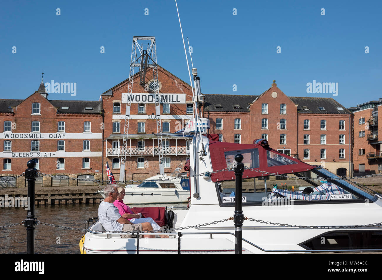 Entspannung auf einem Kreuzfahrtschiff gegenüber Holz Mühle, Fluss Ouse, York, Großbritannien Stockfoto