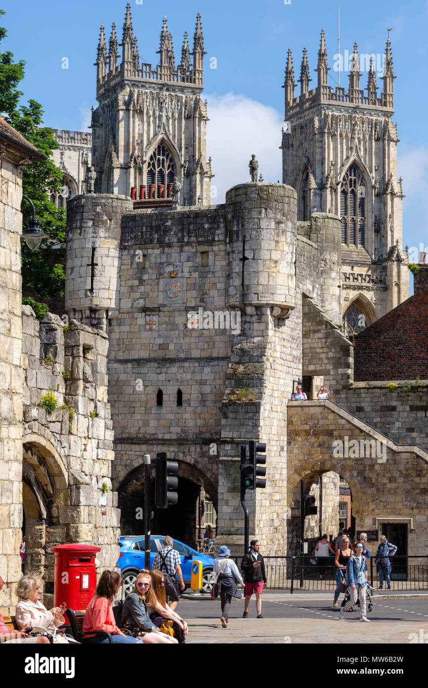 Sonnenlicht auf dem magnesiumhaltigen Kalkstein von Bootham Bar und das York Minster, Ausstellung Square, York, Großbritannien Stockfoto