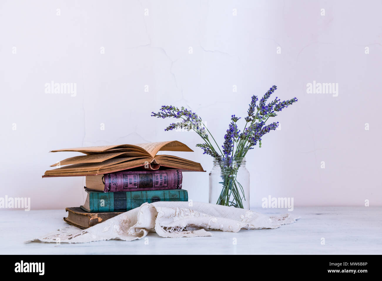 Alte Bücher und Lavendelblüten Stockfoto