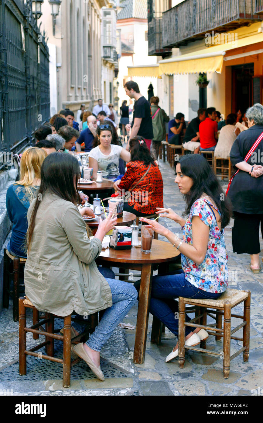 Die Menschen außerhalb des beliebten Cafe oder die Brasserie "La Tetería", Calle San Agustin, Malaga, Andalusien, Spanien sitzen Stockfoto