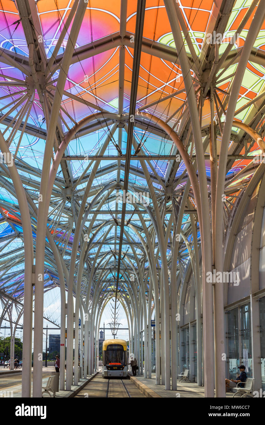 Menschen und Straßenbahnen an Piotrkowska Centrum tram station in Lodz, Polen. Stockfoto