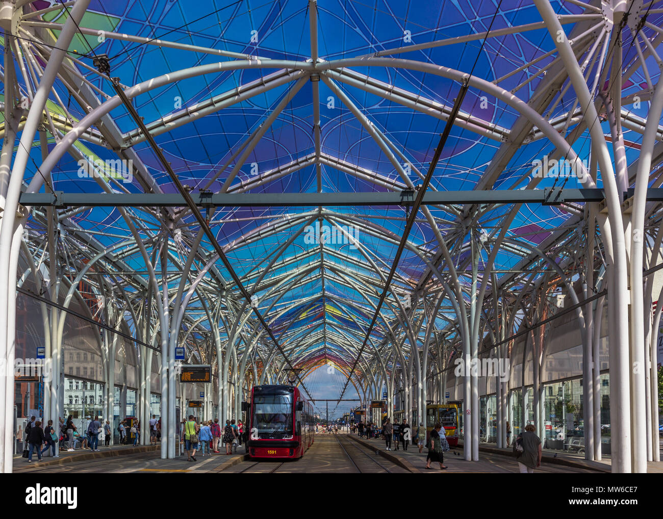 Menschen auf der Plattform der Piotrkowska Centrum tram station in Lodz, Polen. Übersicht große architektonische Vordach Stockfoto