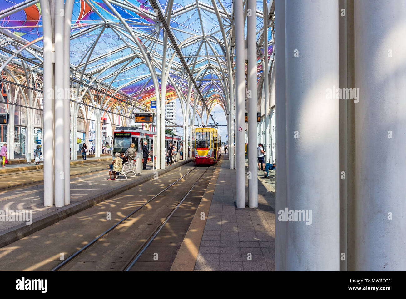 Menschen und Straßenbahnen an Piotrkowska Centrum tram station in Lodz, Polen. Stockfoto