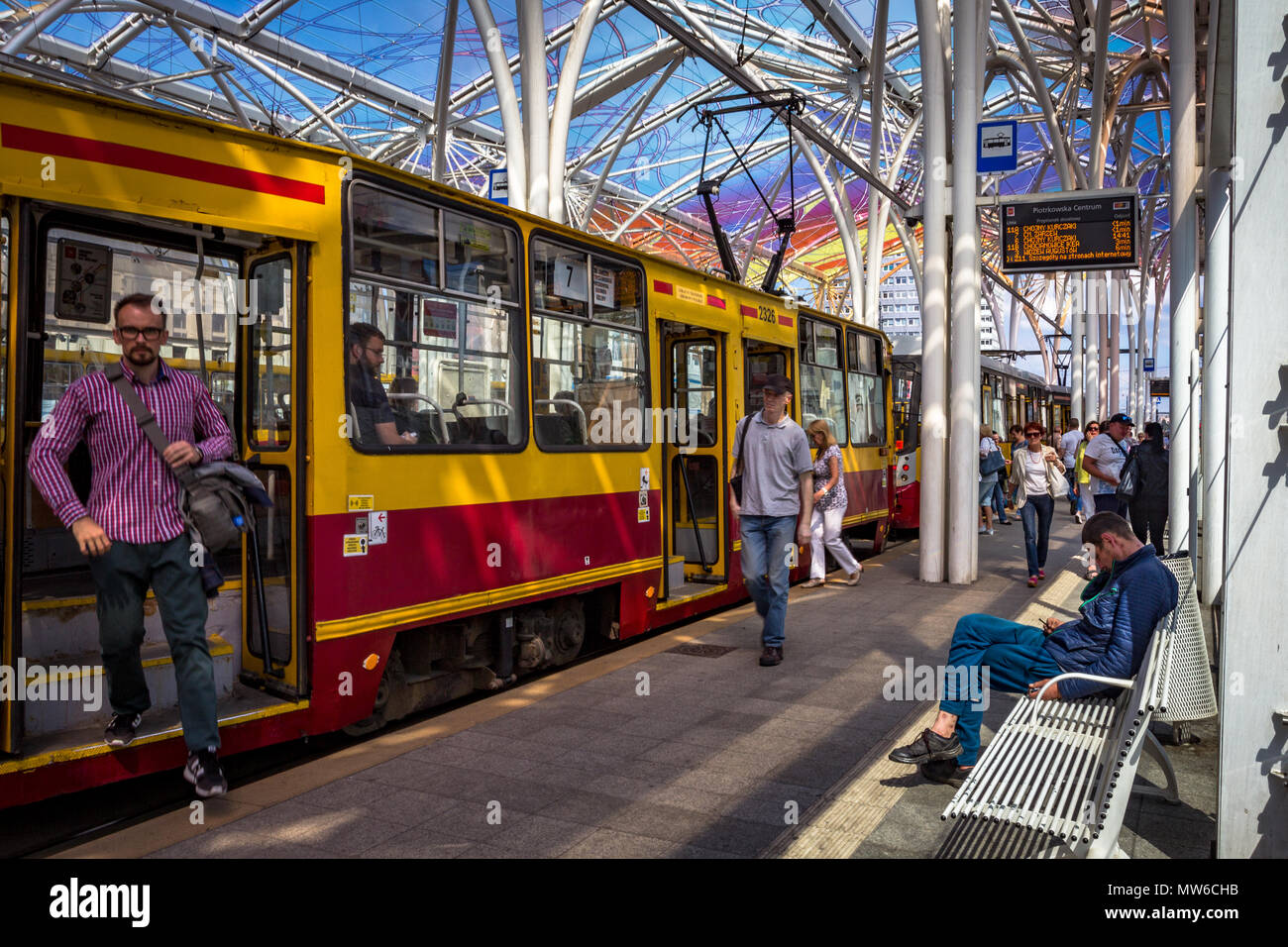 Menschen und Straßenbahnen an Piotrkowska Centrum tram station in Lodz, Polen. Stockfoto