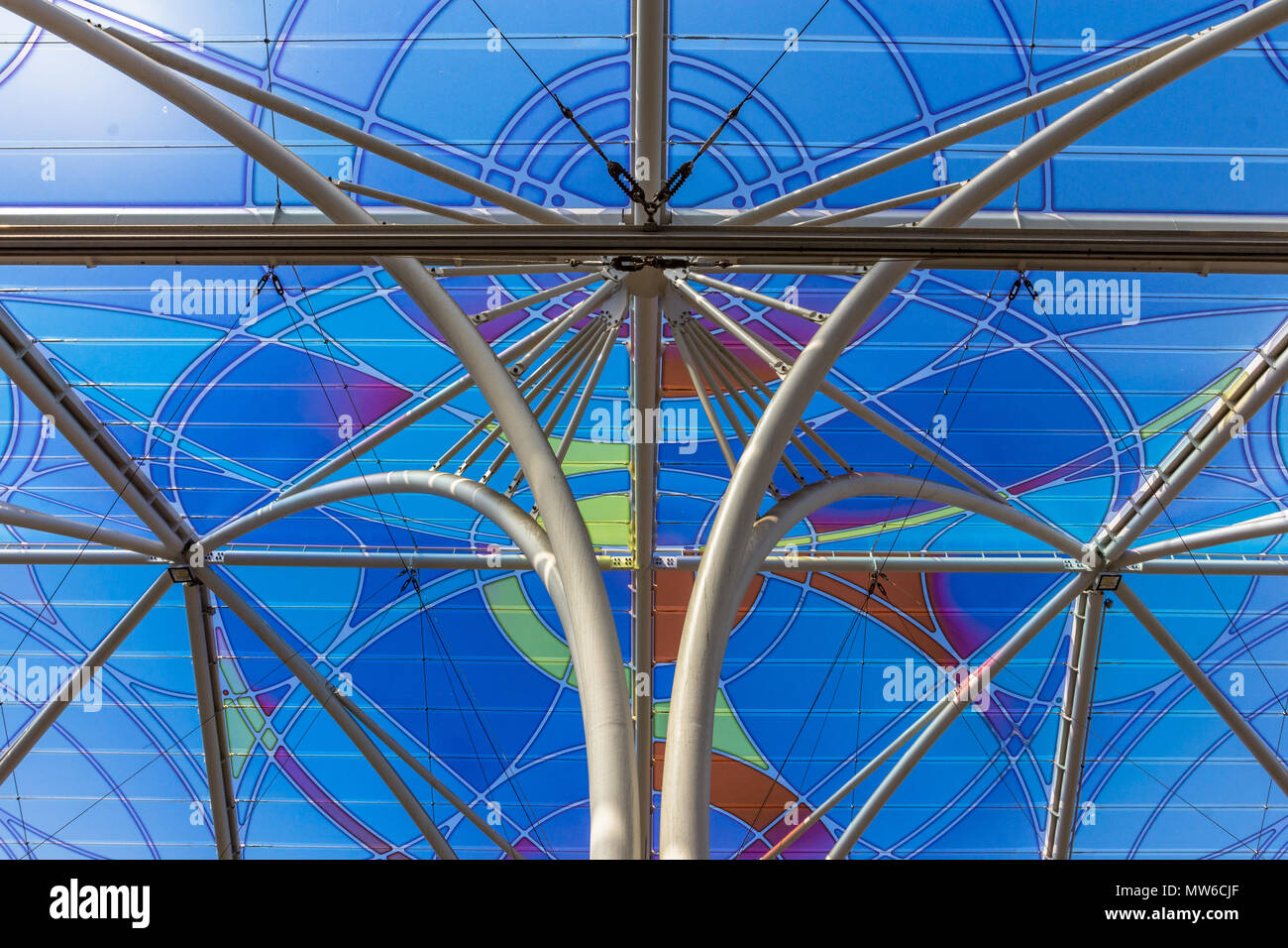Detail der bunten Dach und Unterstützungsstrukturen in der piotrkowska Centrum tram station in Lodz, Polen. Stockfoto