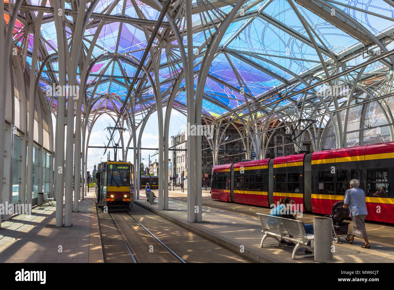 Plattform Straßenbahn und Leute an der Piotrkowska Centrum tram station in Lodz, Polen. Stockfoto