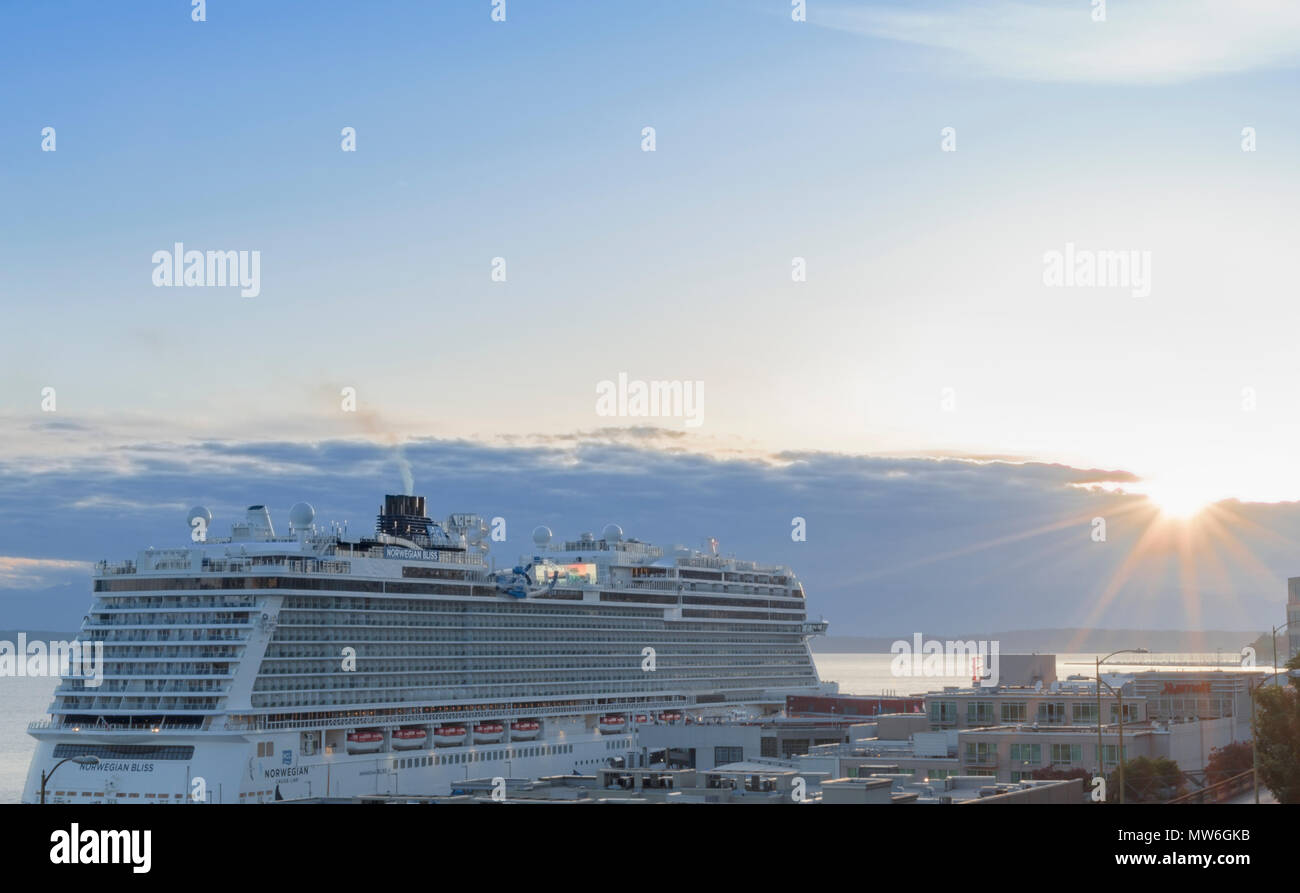 Norwegian Cruise Line Schiff Bliss angedockt bei Sonnenuntergang in Seattle Washington bei Sonnenuntergang mit Sunburst warten auf Abflug. Stockfoto