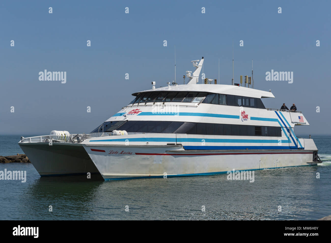 Ein hy-line Kreuzfahrten High-Speed Katamaran Fähre von Hyannis zu Martha's Vineyard in den Hafen von Falmouth, Massachusetts. Stockfoto