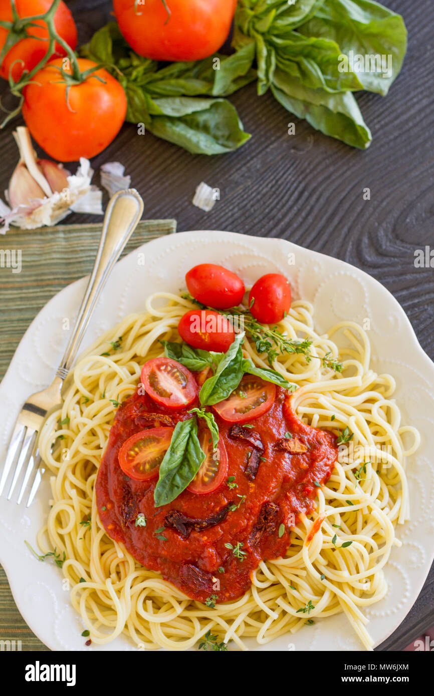Spaghetti Pasta mit getrockneten Tomaten, Trauben Tomaten, Basilikum ...
