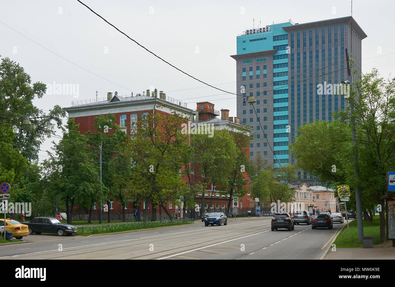 Moskau, Russland - 16. Mai 2018: Blick auf Dubininskaya Street, Grau und Blau moderne Gebäude ist Sitz der russischen Ölgesellschaft Rosneft Stockfoto