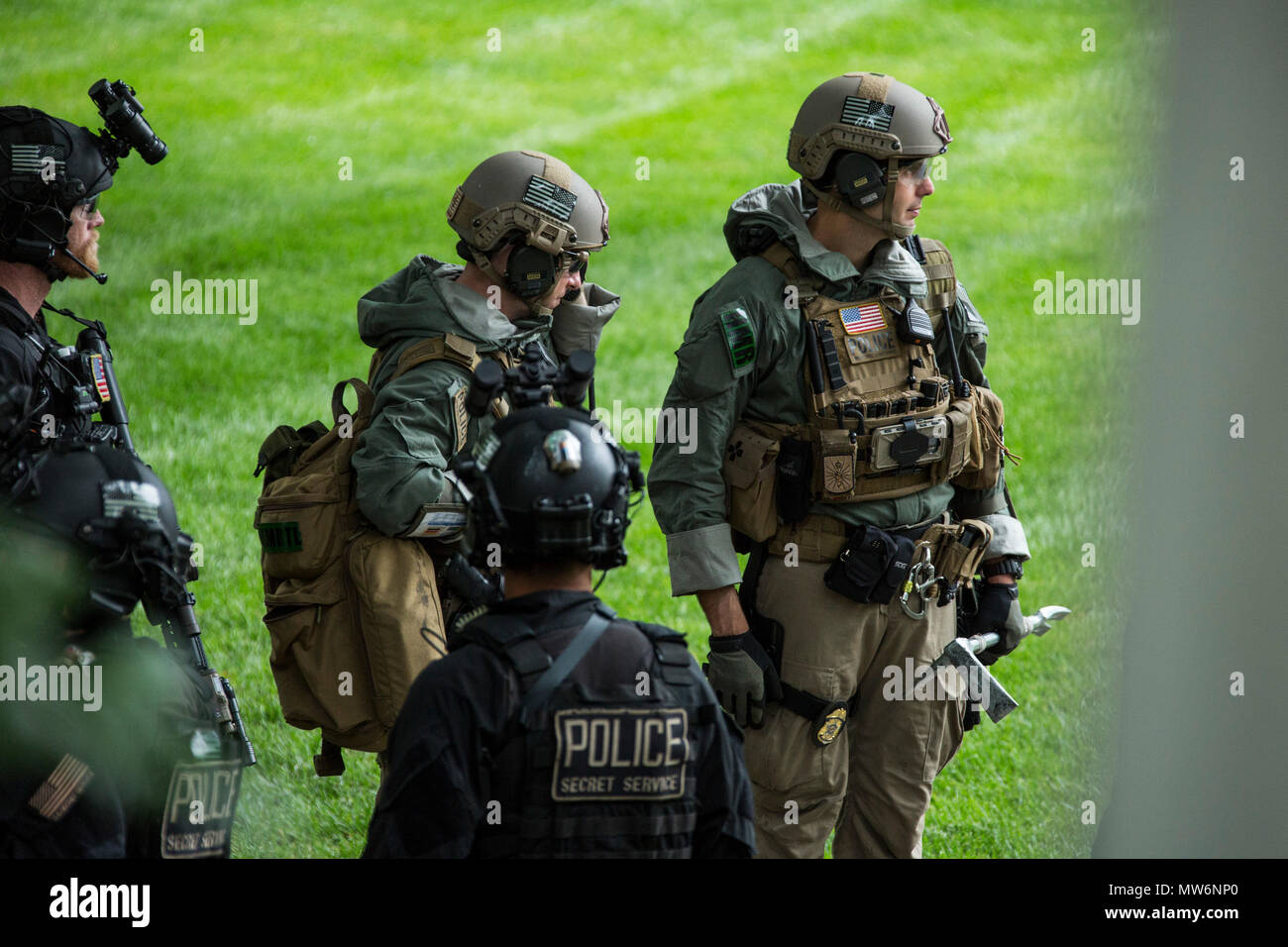 Mitglieder der US-Geheimdienst uniformierten Abteilung stehe für Aufträge, die während der 2018 Volkstrauertag Kranzniederlegung Zeremonie am Grab des Unbekannten Soldaten, Arlington National Cemetery, Arlington, Virginia, 28. Mai 2018. Jedes Jahr eine feierliche Kranzniederlegung am Grab gelegt wird, ehrt die Opfer durch Service Mitglieder, die ihr Leben im Dienst der Vereinigten Staaten von Amerika verloren. (U.S. Marine Corps Foto von Cpl. Hailey D. Clay) Stockfoto