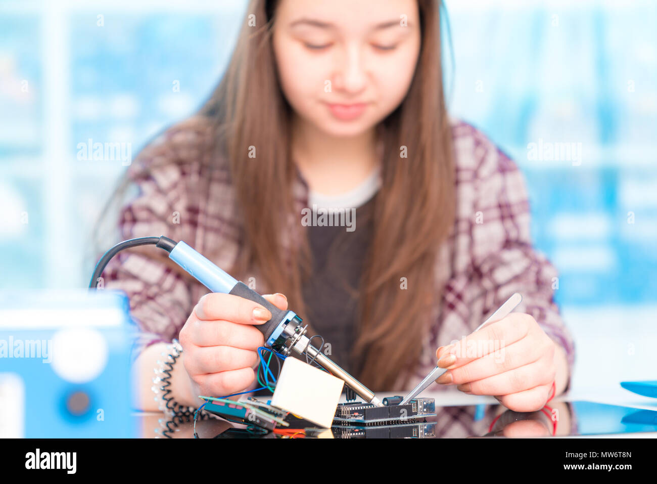 Schülerin in Labor Roboter debug-Mikrocontroller Stockfoto