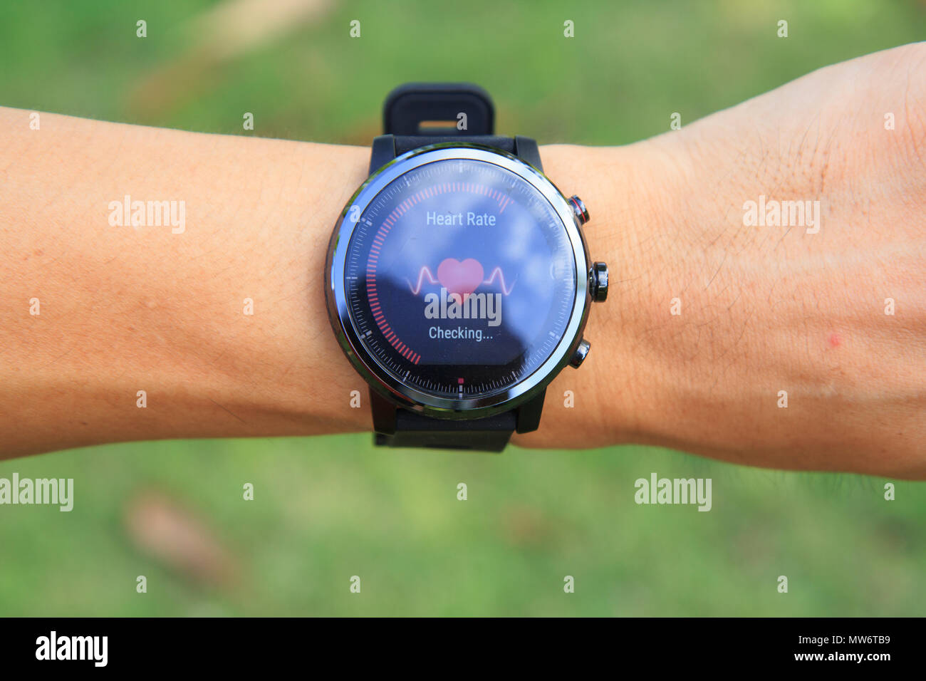 Bangkok, Thailand - 24. Mai, 2018: die Kontrolle der Herzfrequenz durch Amazfit stratos smart Watch im öffentlichen Park Stockfoto