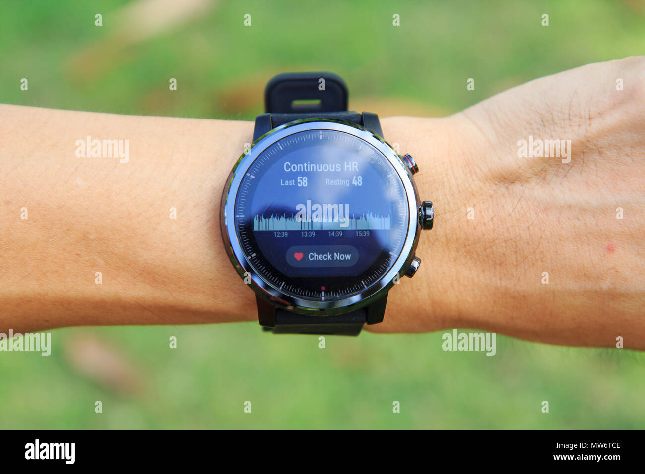 Bangkok, Thailand - 24. Mai, 2018: die Kontrolle der Herzfrequenz durch Amazfit stratos smart Watch im öffentlichen Park Stockfoto