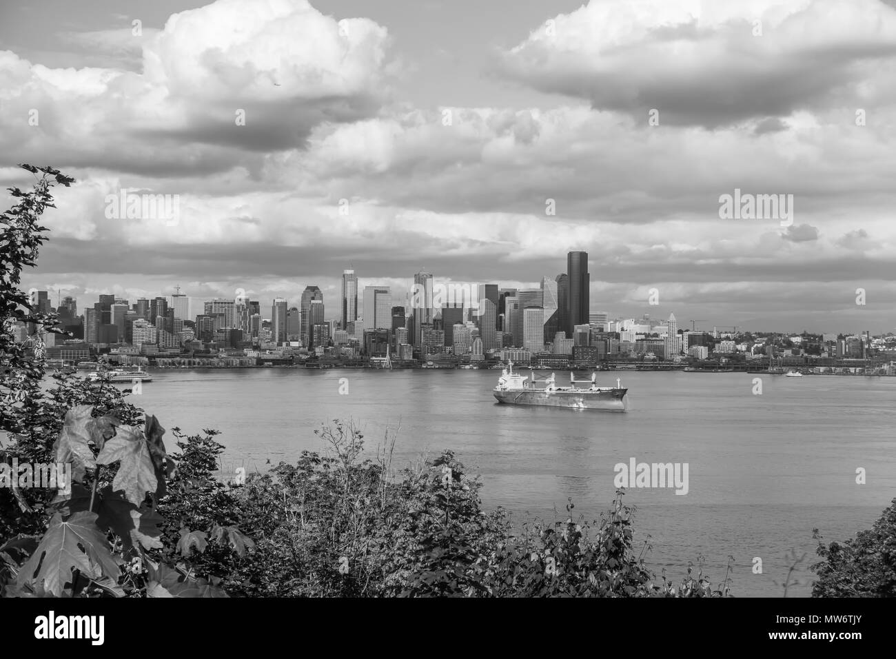 Ein Schiff sitzt vor die Seattle Skyline. Stockfoto