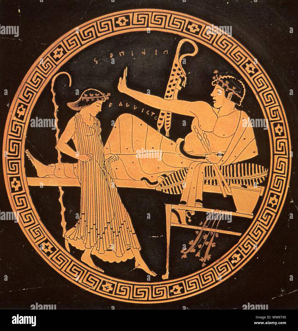. Deutsch: Eine für einen Symposianten tanzende Hetäre. Innenbild einer Rotfigurigen attischen Trinkschale, um 490-480 v. Chr. Aus Vulci. Englisch: Symposium Szene: einer stützenden Jugend hält eine aulos in einer Hand und gibt eine Andere zu einer Tänzerin. Tondo aus einem Dachboden rot-gemustert Kylix, Ca. 490-480 BC. Von Vulci. Français: Scène de Bankett: un Jeune Homme allongé tient un Aulos dans une main et en neigen, un autre à une danseuse. Intérieur d'un Kylix attique à Zahlen rouges, Vers 490-480 Av. J.-C. Provenienz: Vulci. 610 Tondo einer Kylix durch die Brogos Maler Stockfoto