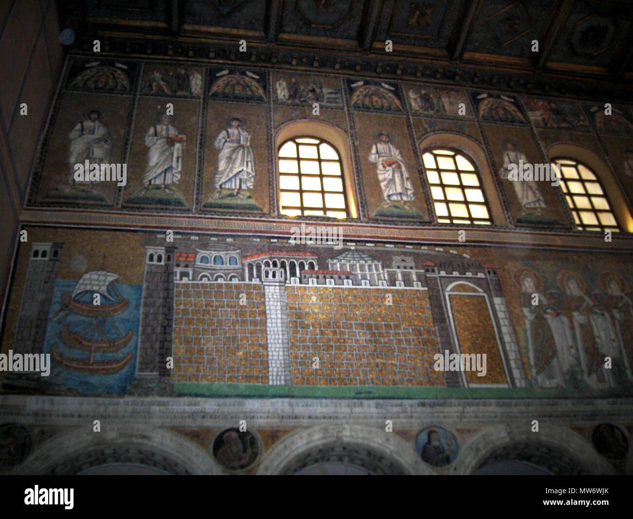 . Englisch: Basilika von Sant'Apollinare Nuovo in Ravenna, Italien: "Der Hafen von Classis'. Mosaik einer Ravennate italienisch-byzantinischen Workshop im Rahmen 526 AD durch die so genannte 'Master von Sant'Apollinare" abgeschlossen. Italiano: Basilica di Sant'Apollinare Nuovo Ravenna ein: "Il Porto di Classe.". Mosaico di Scuola ravennate italo-bizantina, completato Entro il 526 d.C. dal cosiddetto 'Maestro di Sant'Apollinare". . 5. April 2006. Georges Jansoone 542 Sant'Apollinare Nuovo 10.. Stockfoto