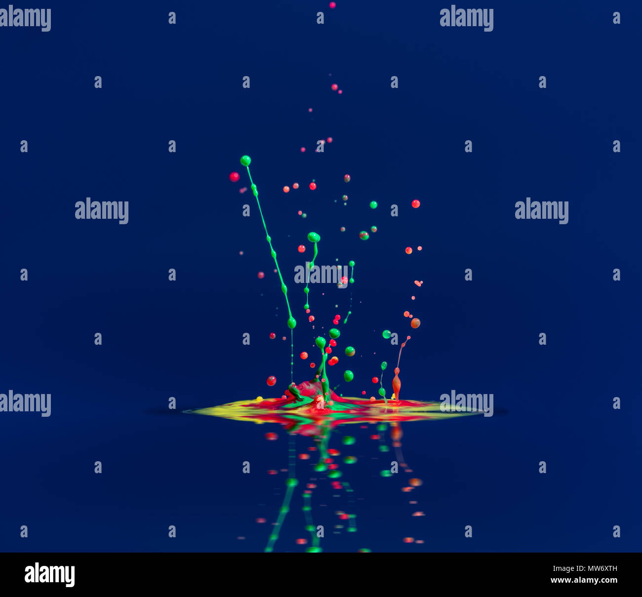 Farbe Tinte auf blaue Fläche Stockfoto