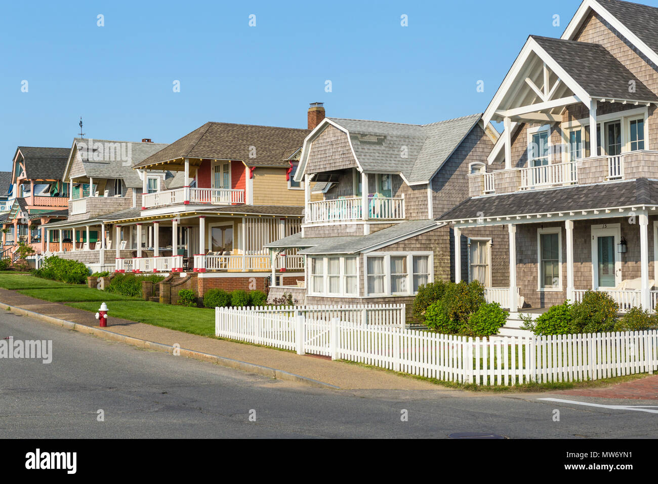 Häuser, viele für den Sommer gemietet, an der Ocean Avenue in Falmouth, Massachusetts auf Martha's Vineyard. Stockfoto