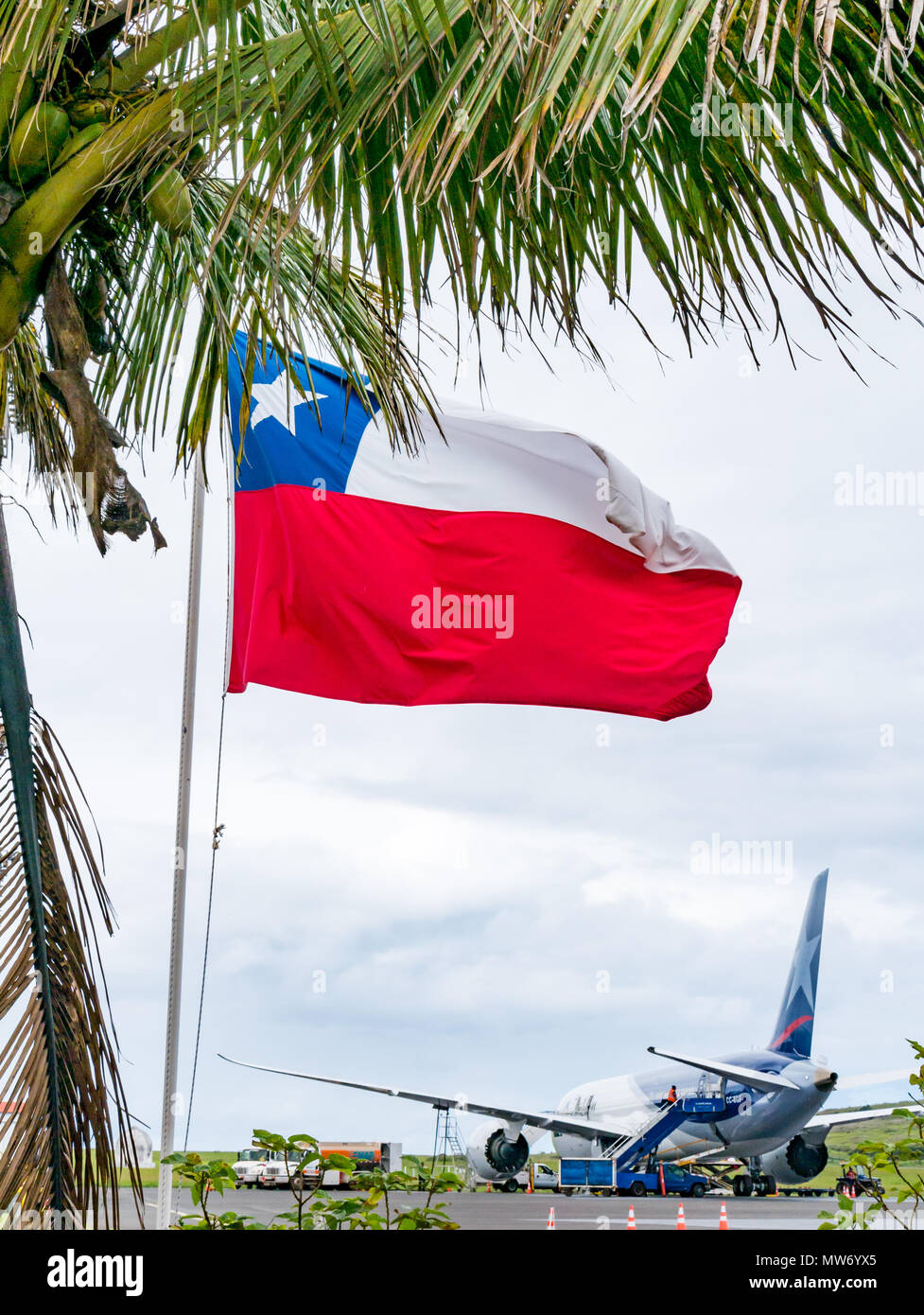 LATAM airline Dreamliner Boeing 787 auf dem Flughafen schürze Mataveri Internationalen Flughafen Landebahn, Easter Island, Chile, mit Chilenischen nationalen Flagge Stockfoto