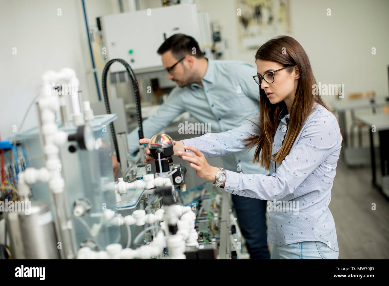 Porträt des jungen Paares von Studenten an Robotik arbeiten Stockfoto