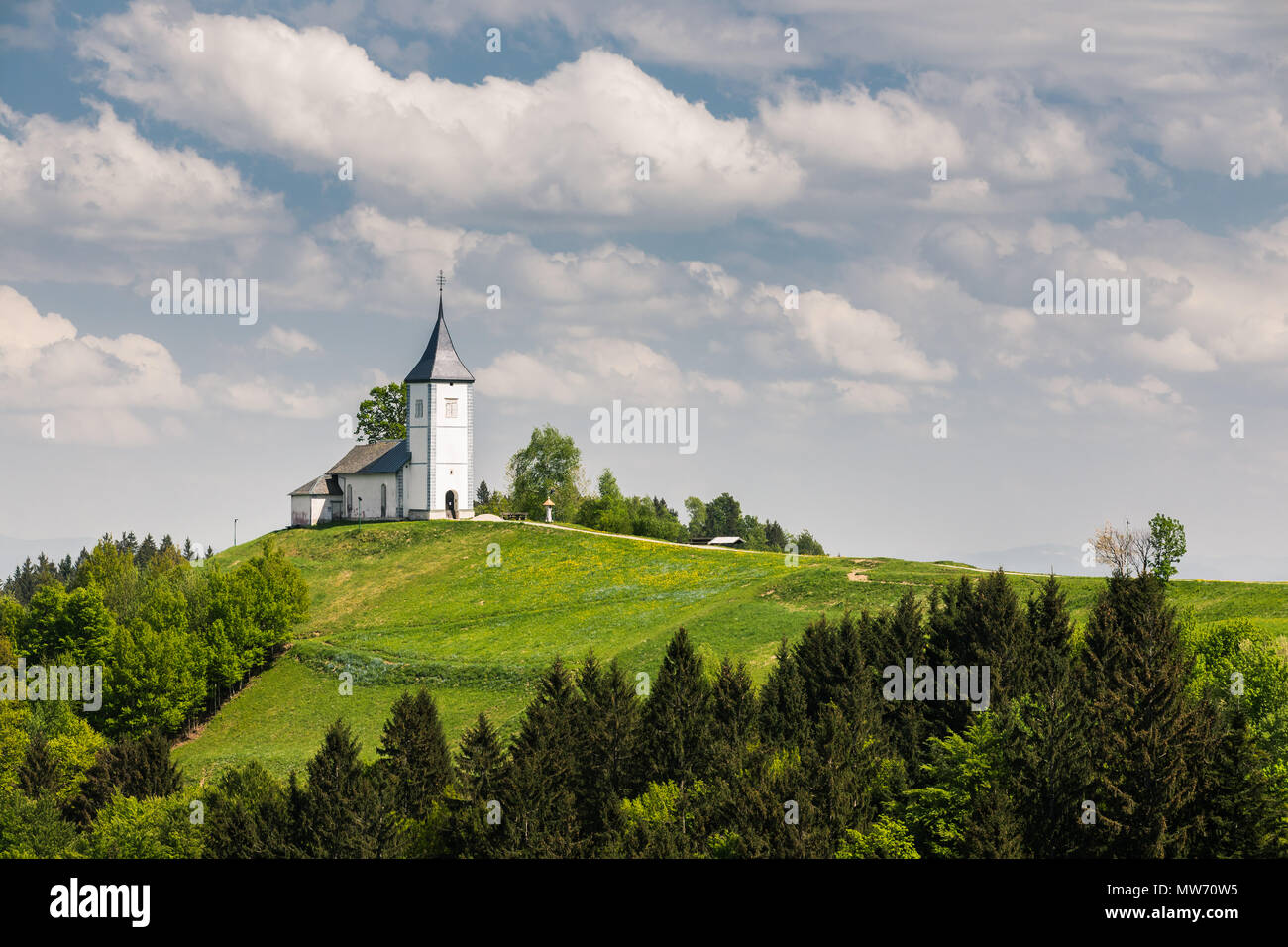 Jamnik ist eine Siedlung an den östlichen Hängen des Jelovica Plateau in der Gemeinde Kranj in der Region Slowenien. Die lokale Stockfoto