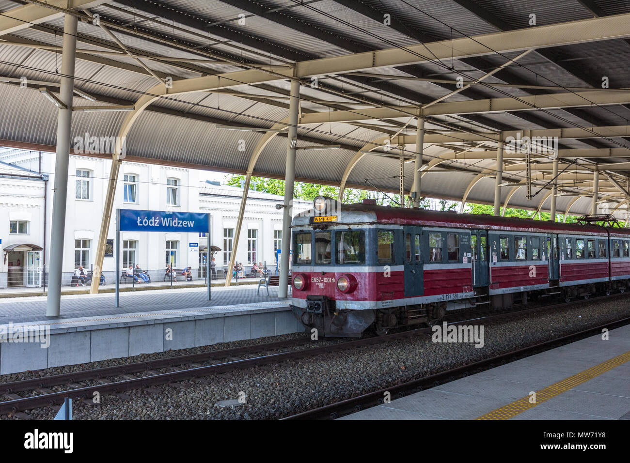 Alte lokale Zug am Bahnhof Widzew Lodz, mit Pendler sitzen auf der Bühne im Hintergrund Stockfoto