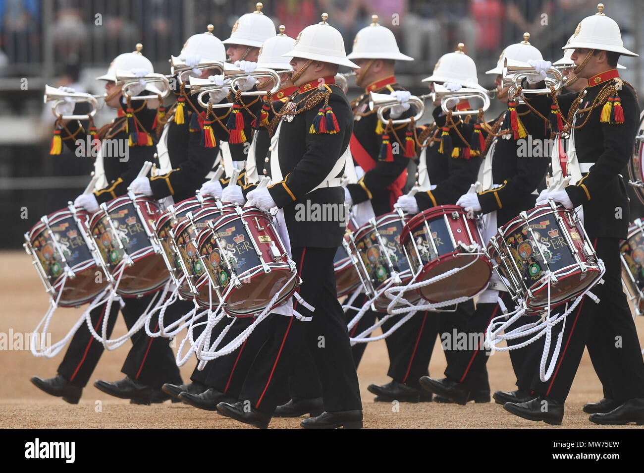 Die Zeremonie der Beating Retreat durchgeführt von den Massed Bands der Royal Marines an der Horse Guards Parade, Whitehall, London. Stockfoto