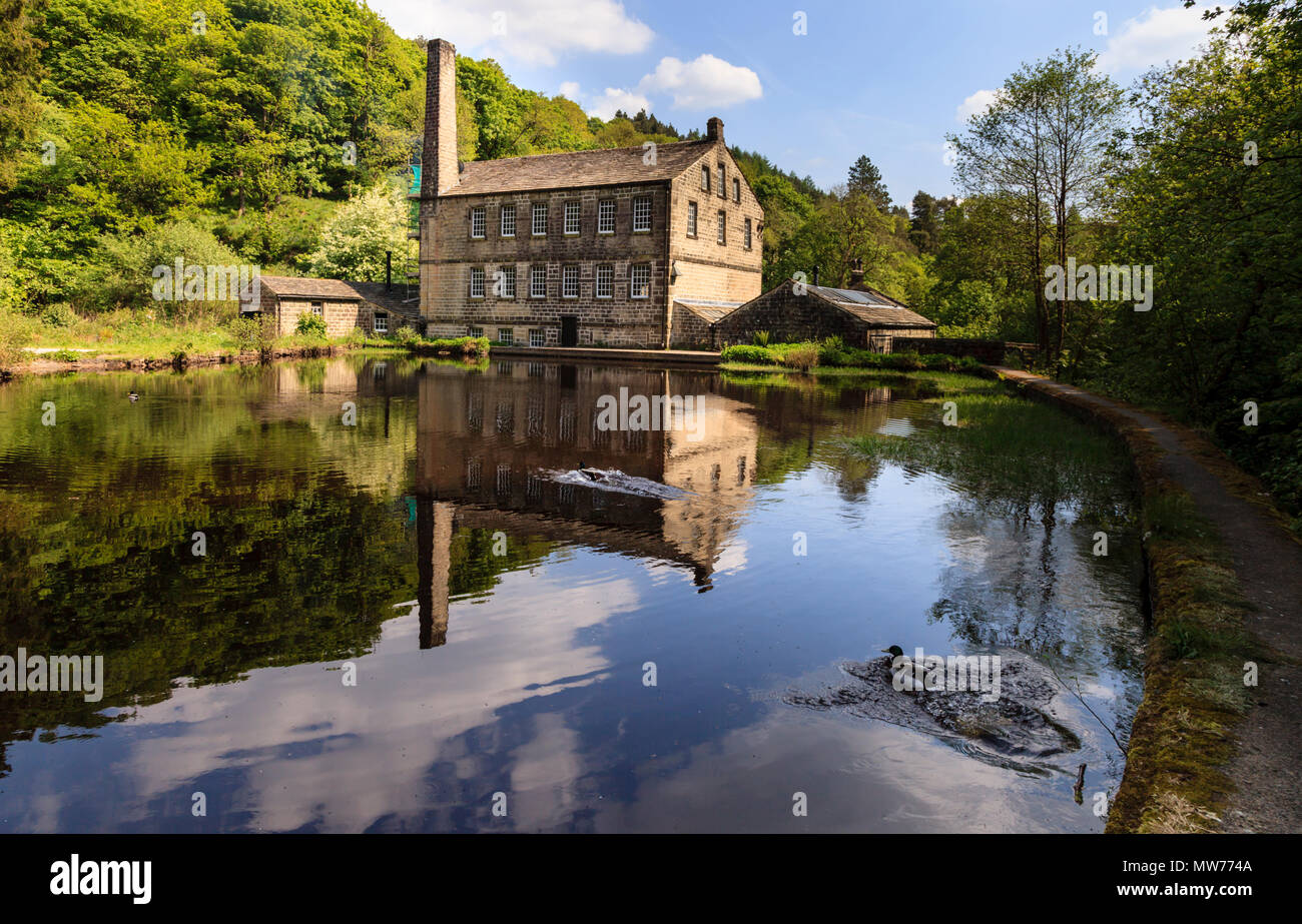 Gibson Mill, spiegelt sich in der Mühle Teich, Hardcastle Crags, Halifax, West Yorkshire Stockfoto