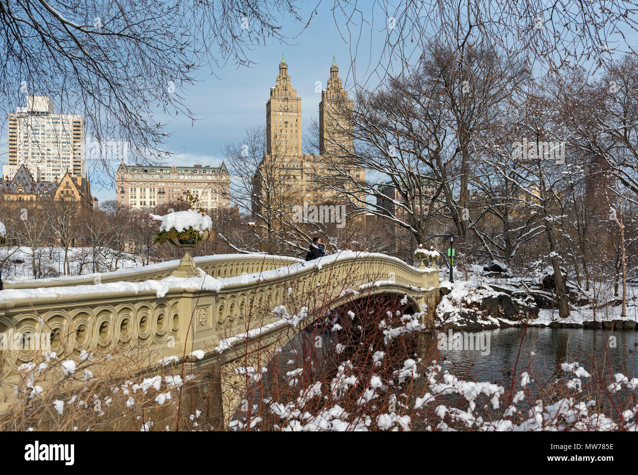 Bogen Brücke mit San Remo Gebäude im Central Park, New York City, USA Stockfoto