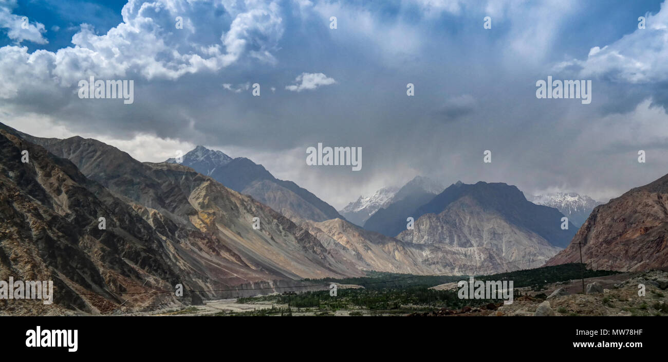 Blick auf die hunza Fluss und Tal, Pakistan Stockfoto
