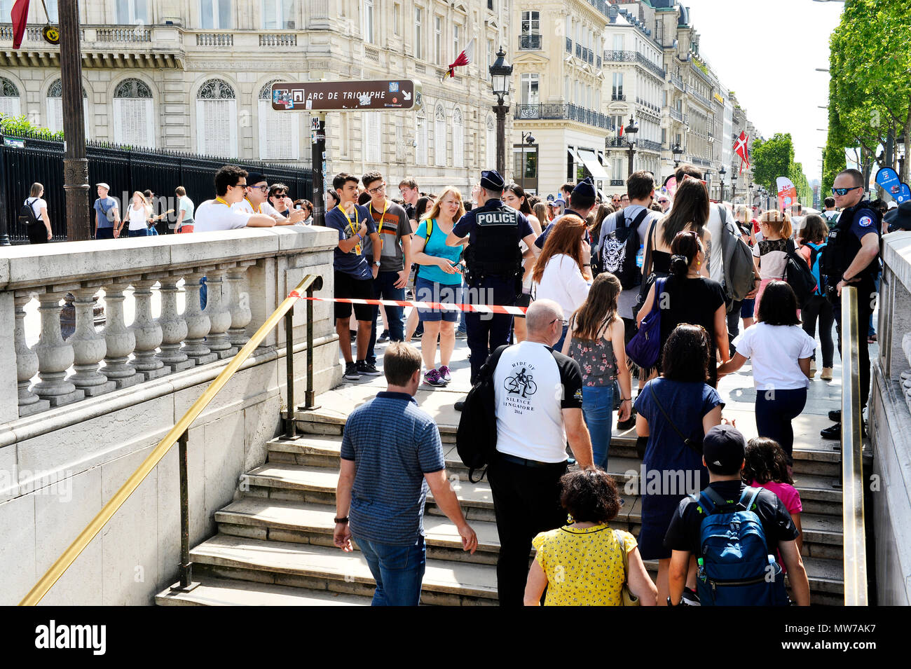 Charles de Gaulle Etoile Metro Station geschlossen, die von der Polizei - Les Champs Elysées - Paris - Frankreich Stockfoto
