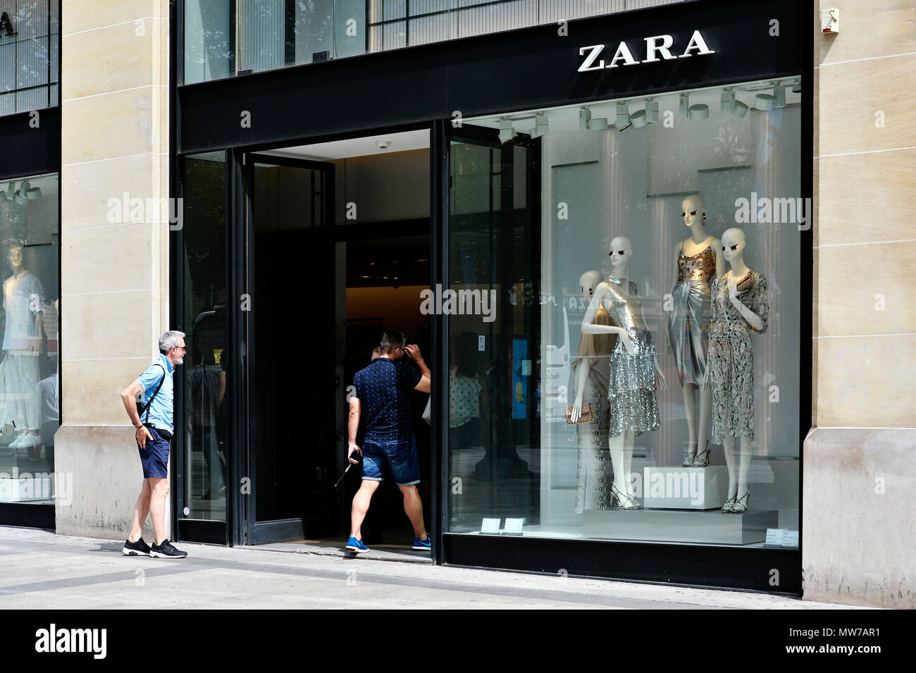 Zara Store auf Les Champs Elysées - Paris - Frankreich Stockfotografie -  Alamy