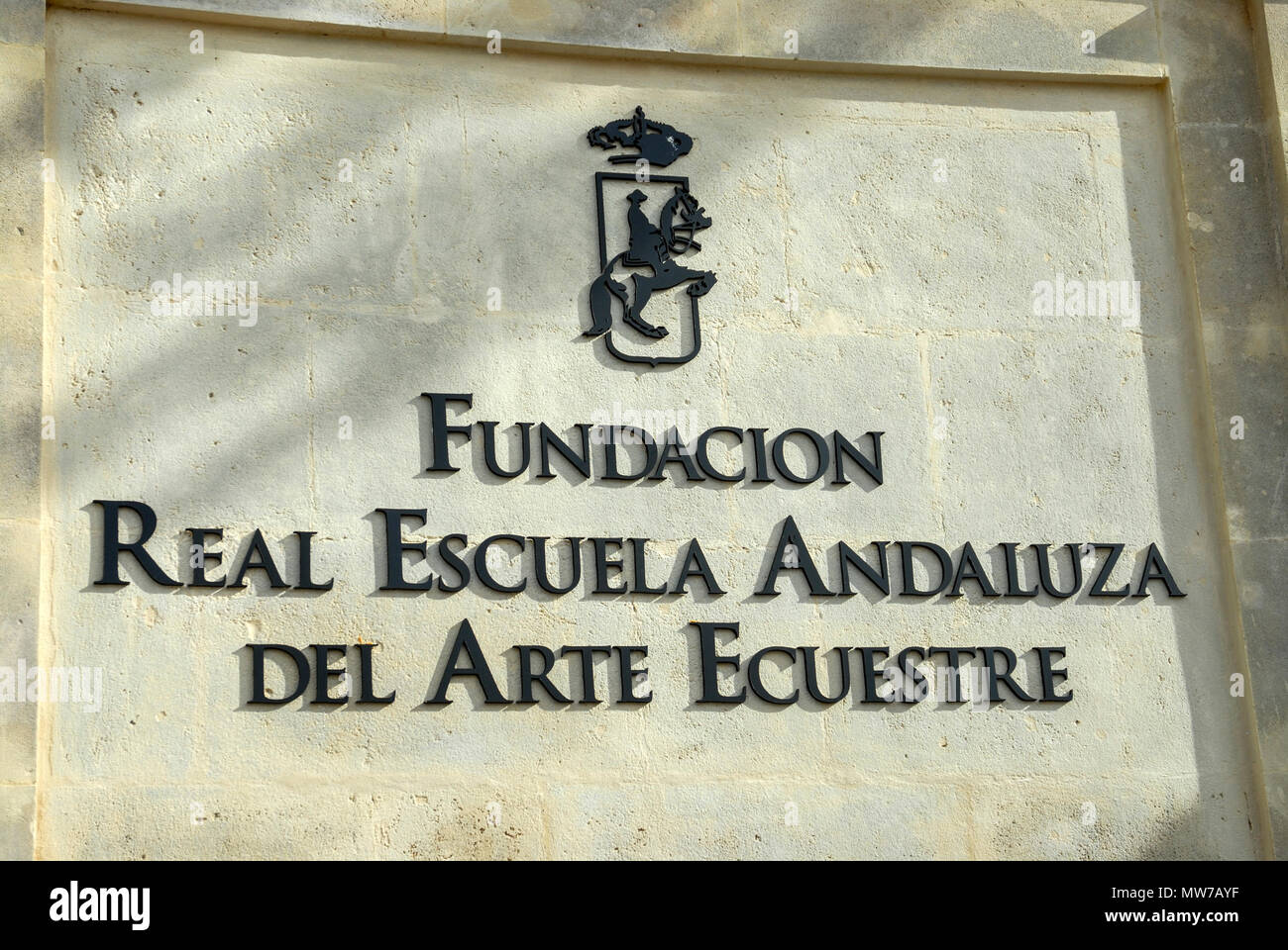 Das Eingangstor zum berühmten Real Escuela Andaluza de Arte Equestre - der Königlichen Andalusischen Hofreitschule in Jerez de la Frontera, c Stockfoto