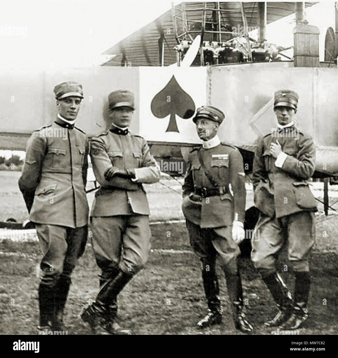 . Englisch: Die Crew der Caproni Ca.3 SN. 2378 'Ace Of Spades': von links, G.B. Pratesi, Maurizio Pagliano, Gabriele d'Annunzio und Luigi Gori. Vor 1917. Unbekannt 25 Ace of Spades Stockfoto