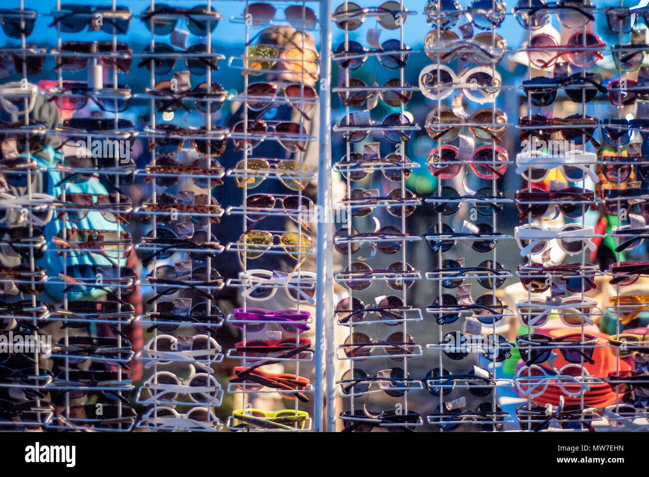 Sonnenbrille auf Verkauf an das Glastonbury Festival 2015 Stockfoto