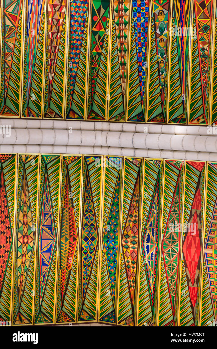 Bunt bemalte Decke der Almundena Kathedrale, Madrid, Spanien. Mai 2018 Stockfoto