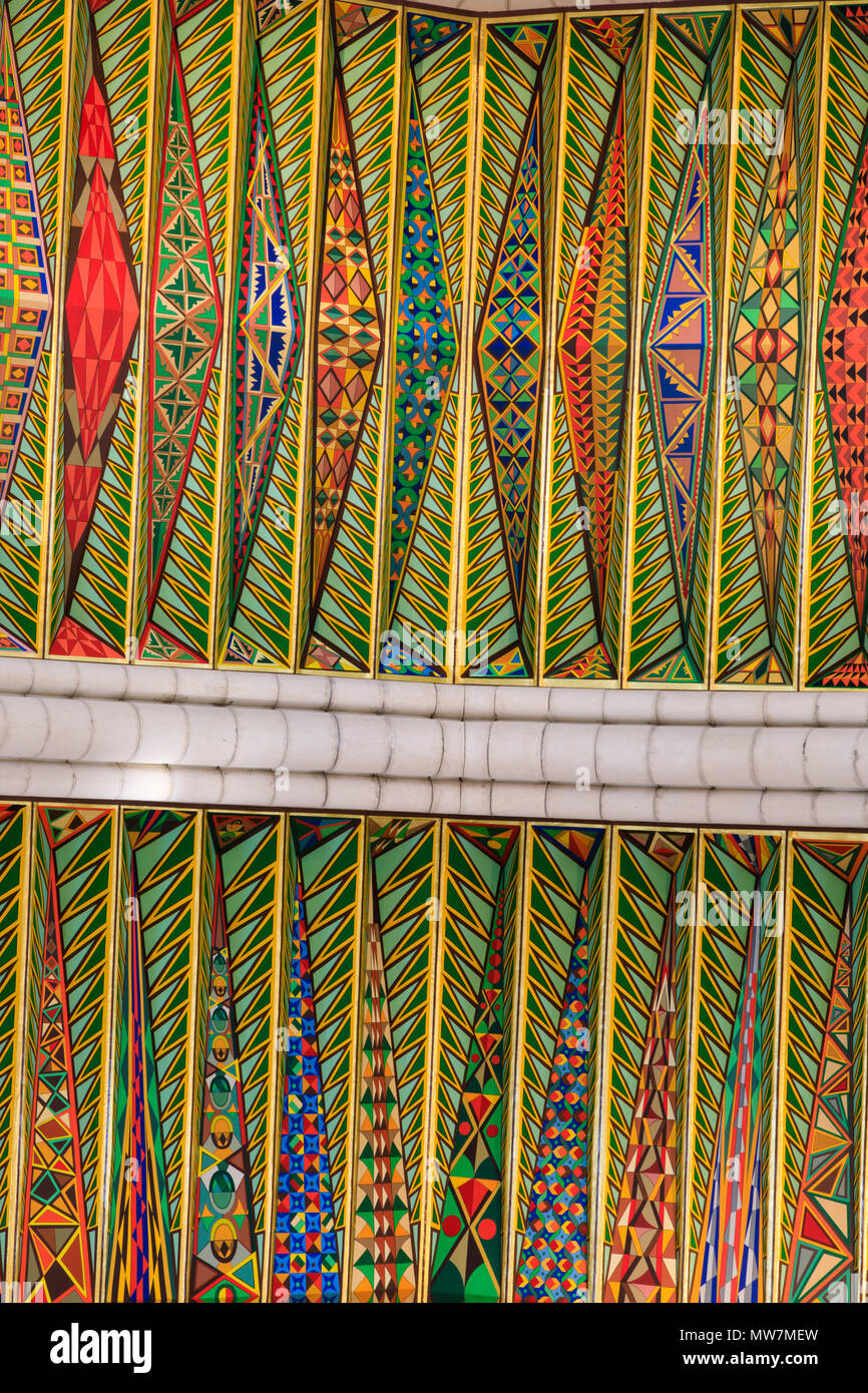 Bunt bemalte Decke der Almundena Kathedrale, Madrid, Spanien. Mai 2018 Stockfoto