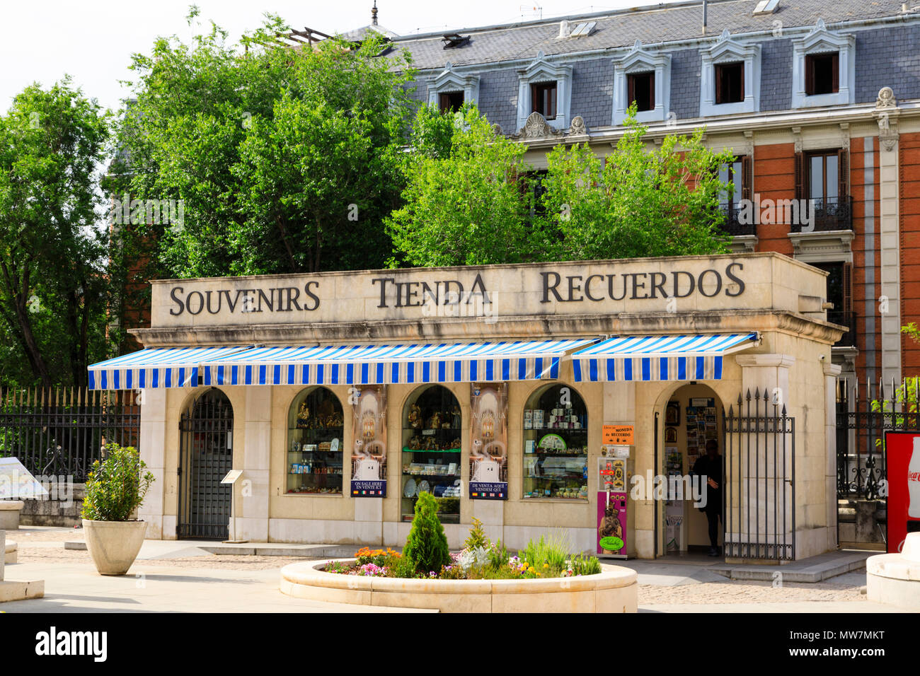 Souvenir Shop auf dem Gelände der Kathedrale Almundena, Madrid, Spanien. Mai 2018 Stockfoto