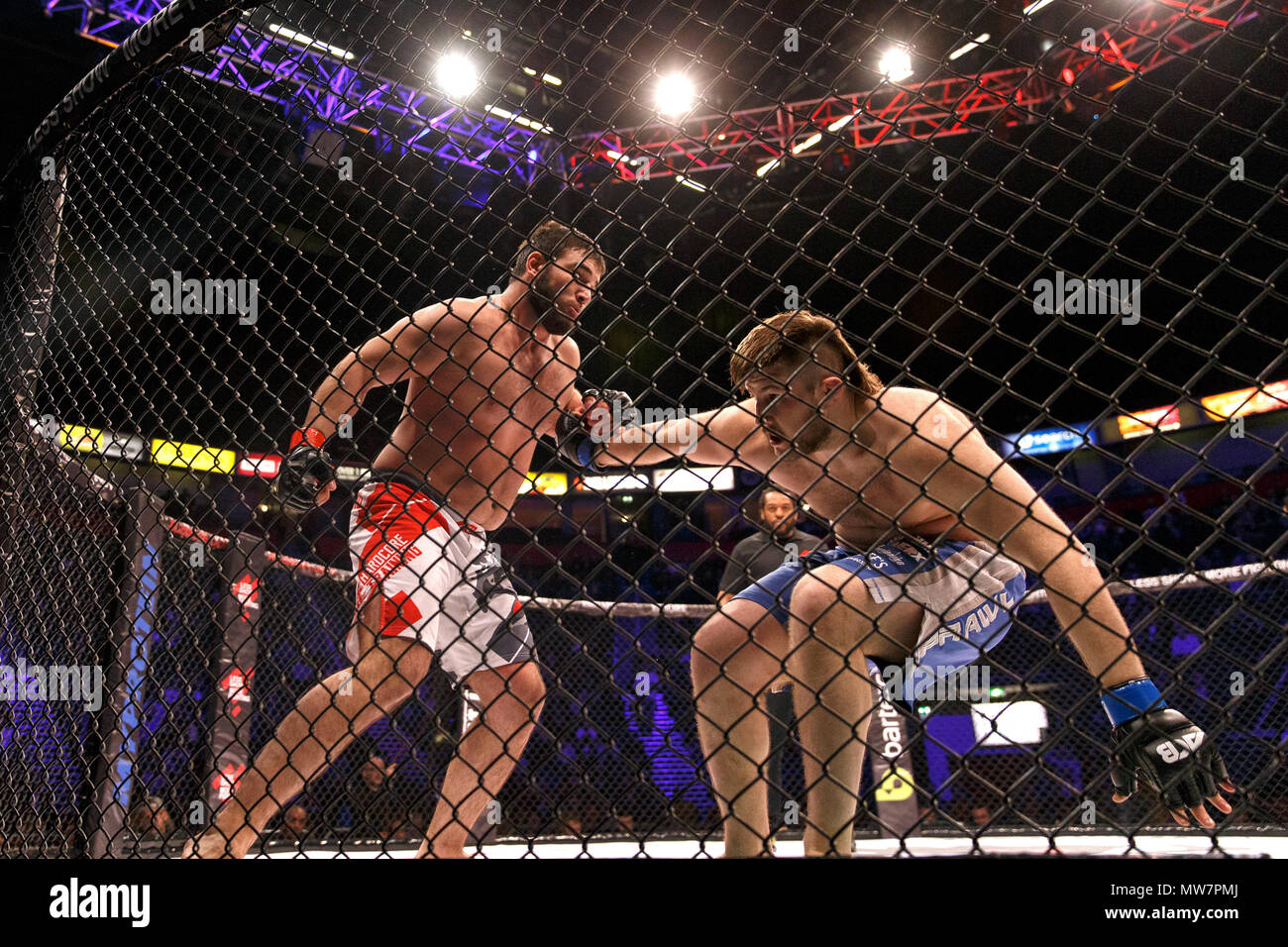 Mukhomad Vakhaev (links) Felsen Tanner Boser mit einem Durchschlag an ACB 54 in Manchester, UK. Vakhaev gewann durch eine getrennte Entscheidung. Absolute Meisterschaft Berkut, Mixed Martial Arts, MMA kämpfen. Stockfoto