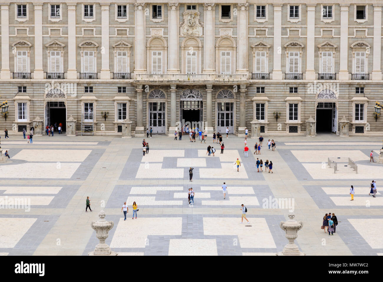 Den Königspalast Palacio Real de Madrid. offizielle Residenz der spanischen Königsfamilie. Calle de Granada, Madrid, Spanien. Mai 2018 Stockfoto