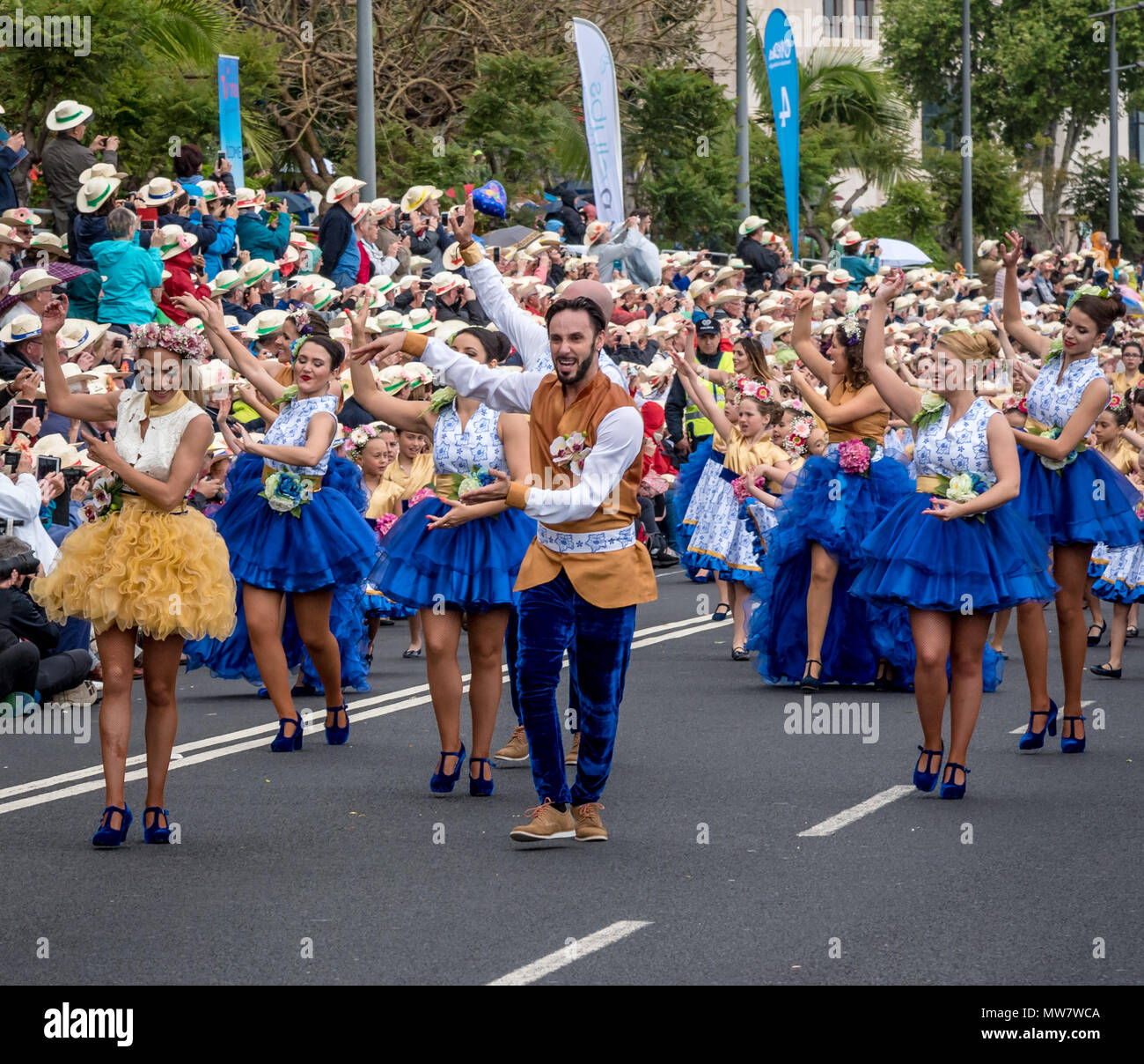 Tänzer im Madeira Blumenfest Parade Stockfoto