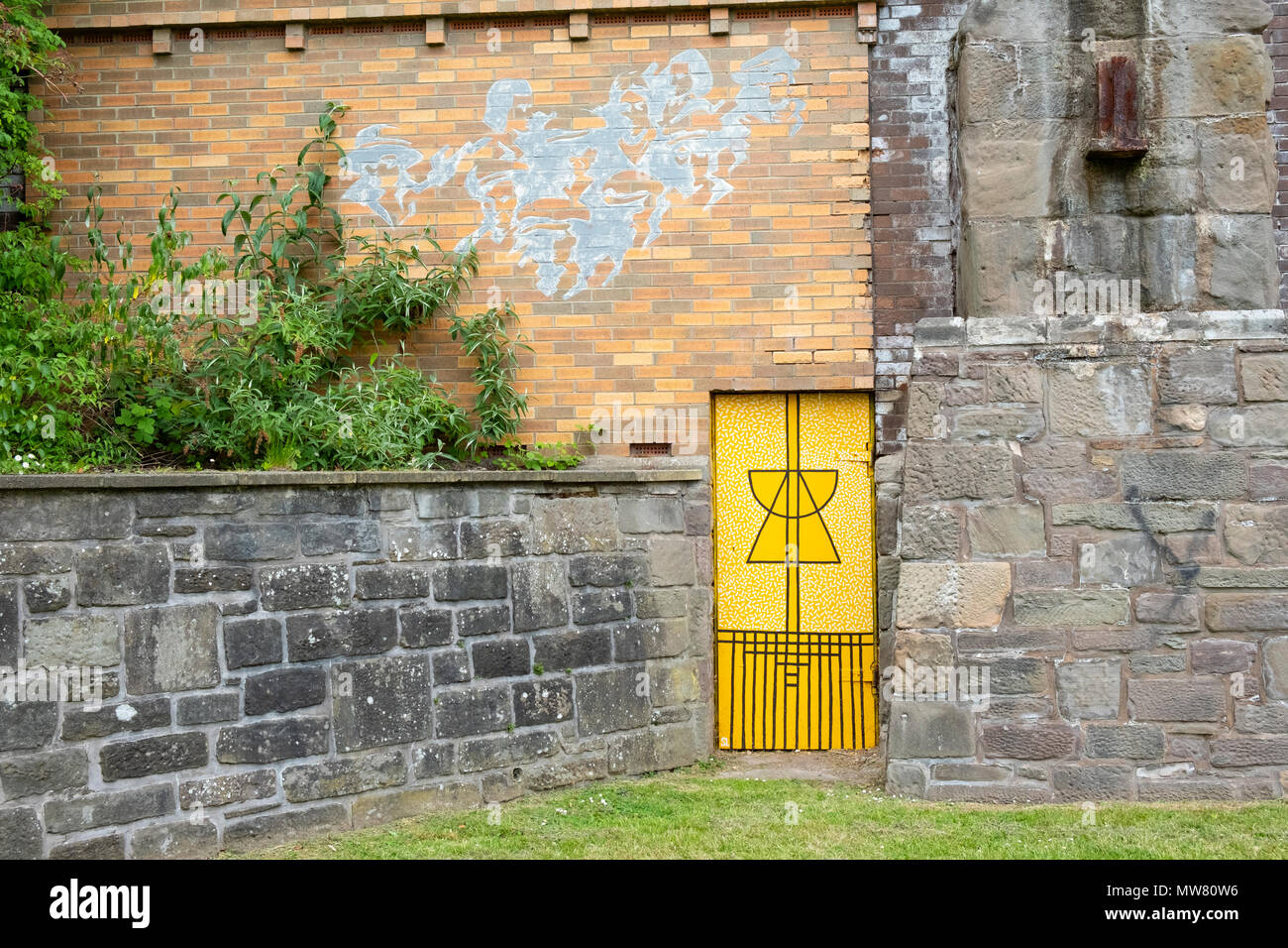 Street Art Projekt öffnenschliessen Dundee können Sie über Kunst auf Türen in aus dem Weg Gassen und Gässchen von lokalen Künstlern. Victoria Bridge Bögen von Steph Liddle Stockfoto