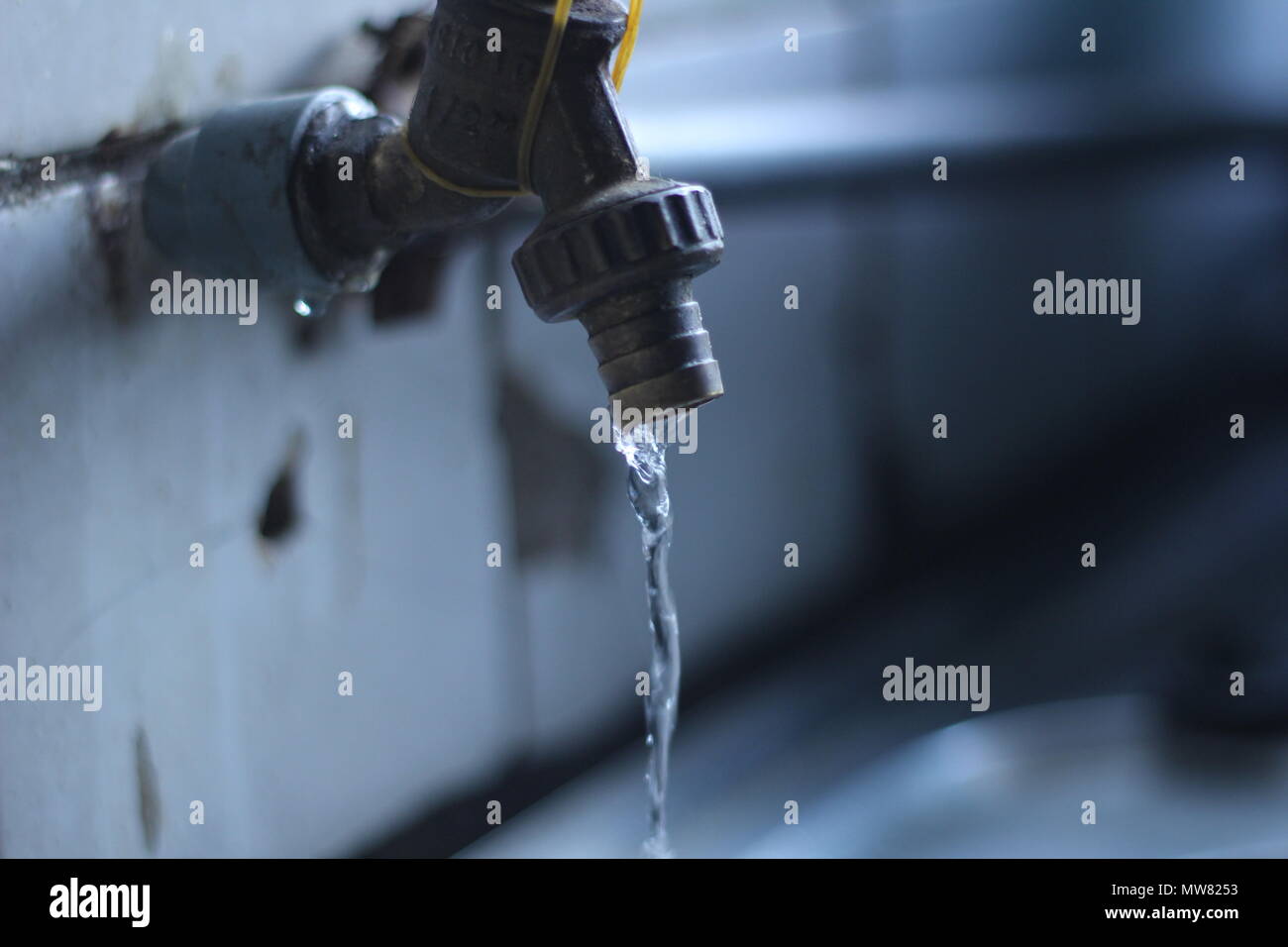 Fließendes Wasser aus einer fehlerhaften Tippen Stockfoto