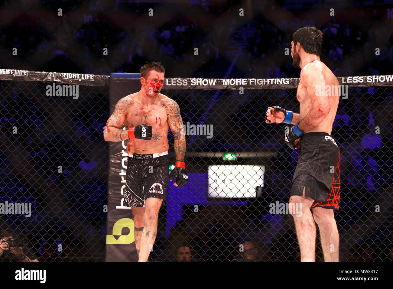 Einem blutigen Adam Zając (links) kämpft Abdul-Rakhman Dzhanaev während der zweiten Runde der mittelgewicht Treffen am ACB 54 in Manchester, UK. Zając würde schließlich aufgrund eines Arztes Stillstand zu verlieren. Absolute Meisterschaft Berkut, Mixed Martial Arts, MMA kämpfen. Stockfoto