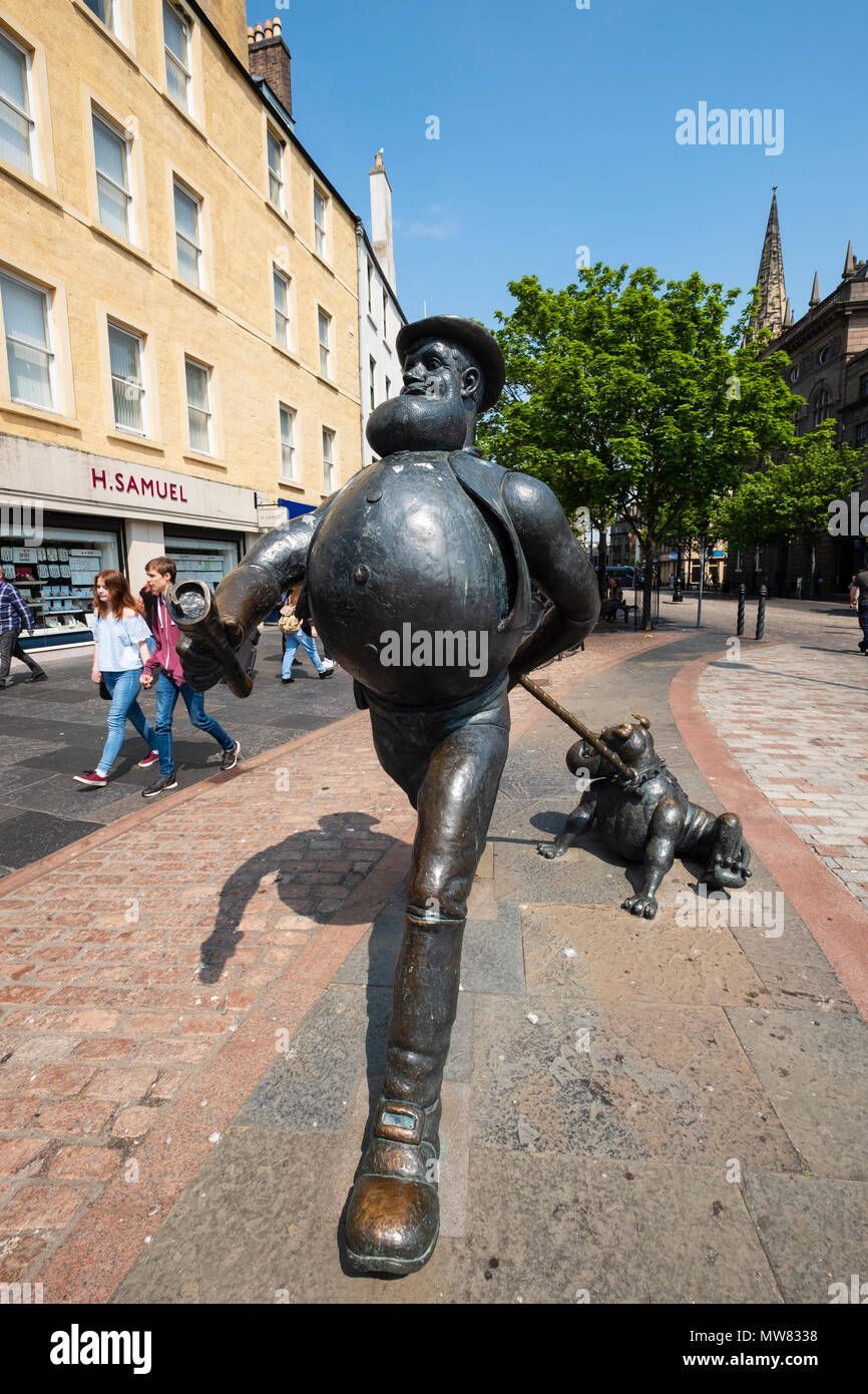 Statue von Desperate Dan auf der High Street im Zentrum von Dundee, Schottland, Großbritannien Stockfoto