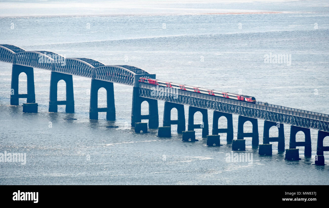 East Coast Main Line Zug von Virgin Kreuzung Tay Eisenbahn Brücke überspannt den Fluss Tay in Dundee, Tayside, Schottland, Großbritannien Stockfoto